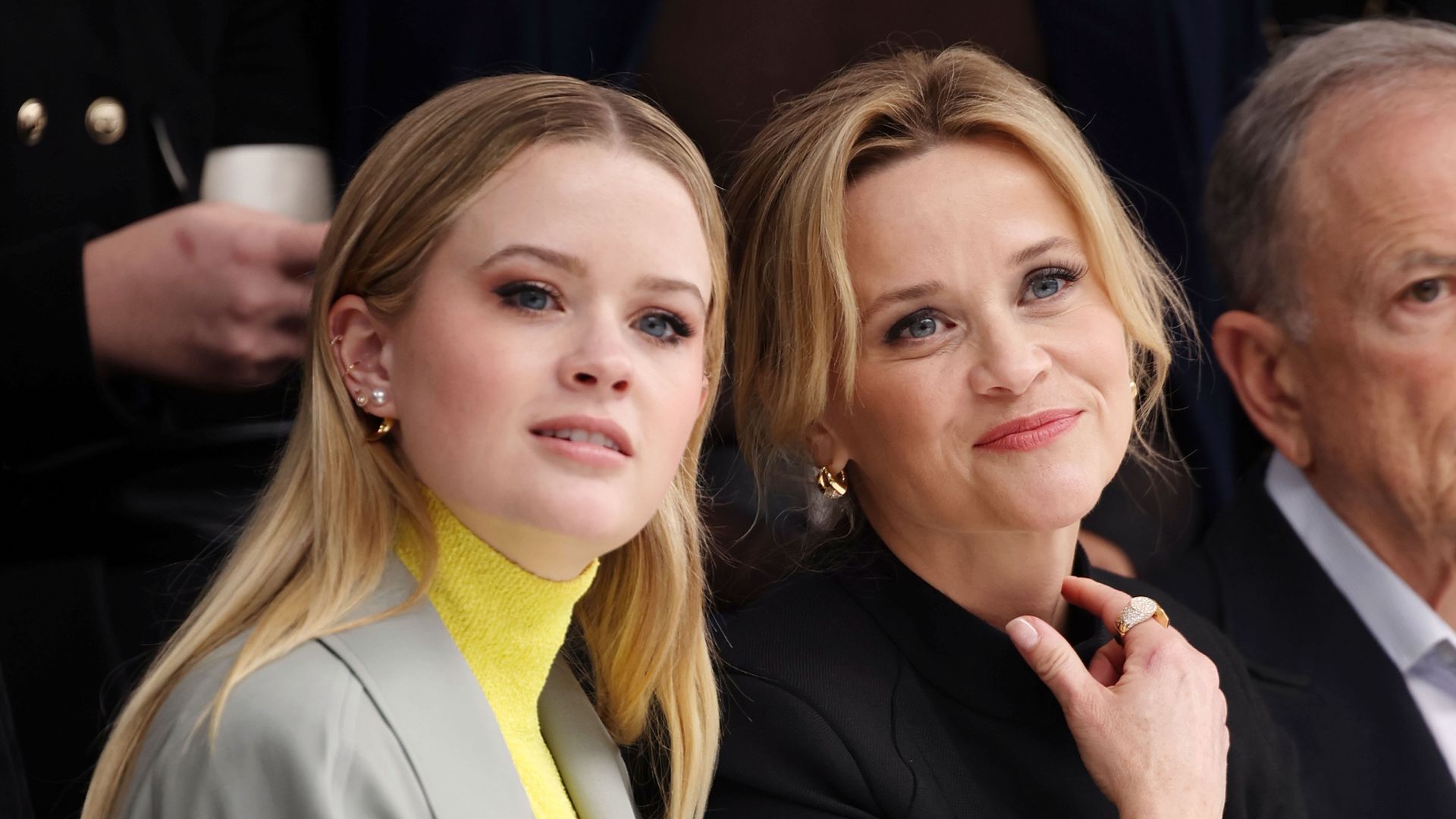  Ava Elizabeth Phillippe and Reese Witherspoon watch show 