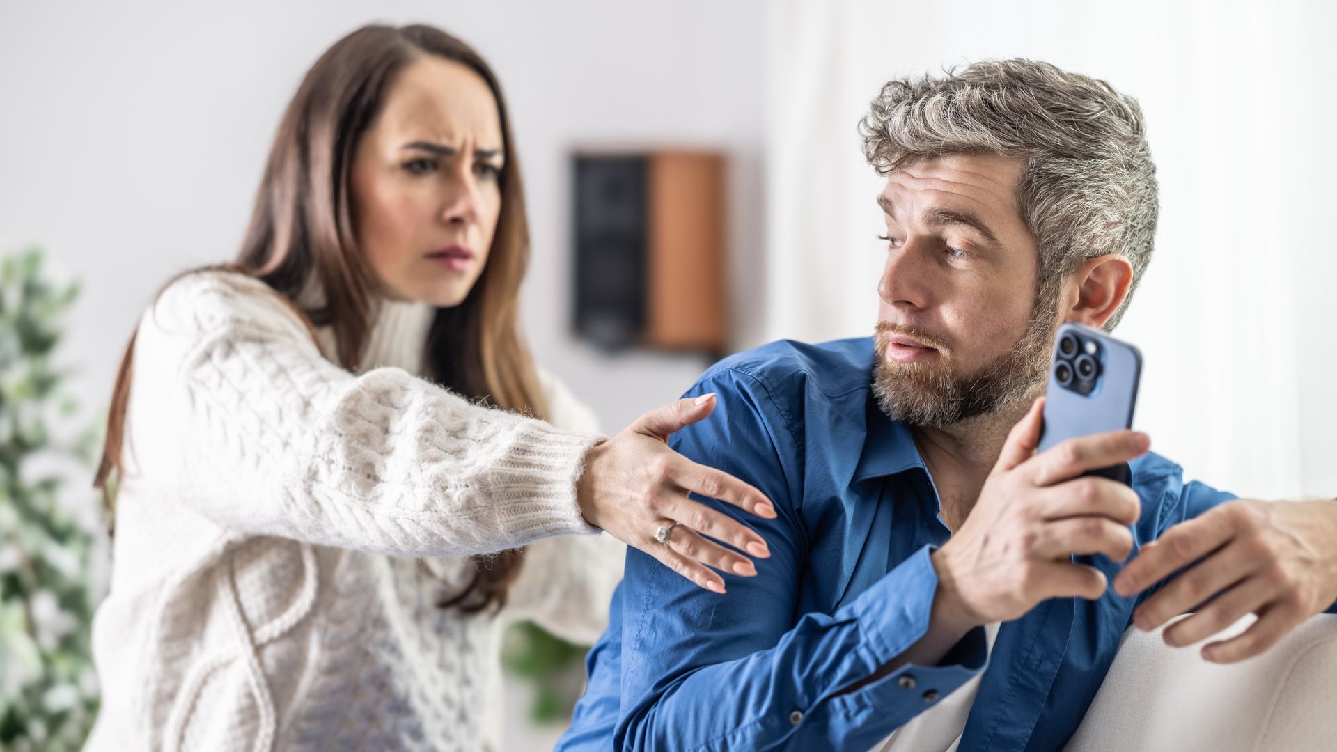 A jealous wife tries to get her husband's smartphone because she suspects him of infidelity.