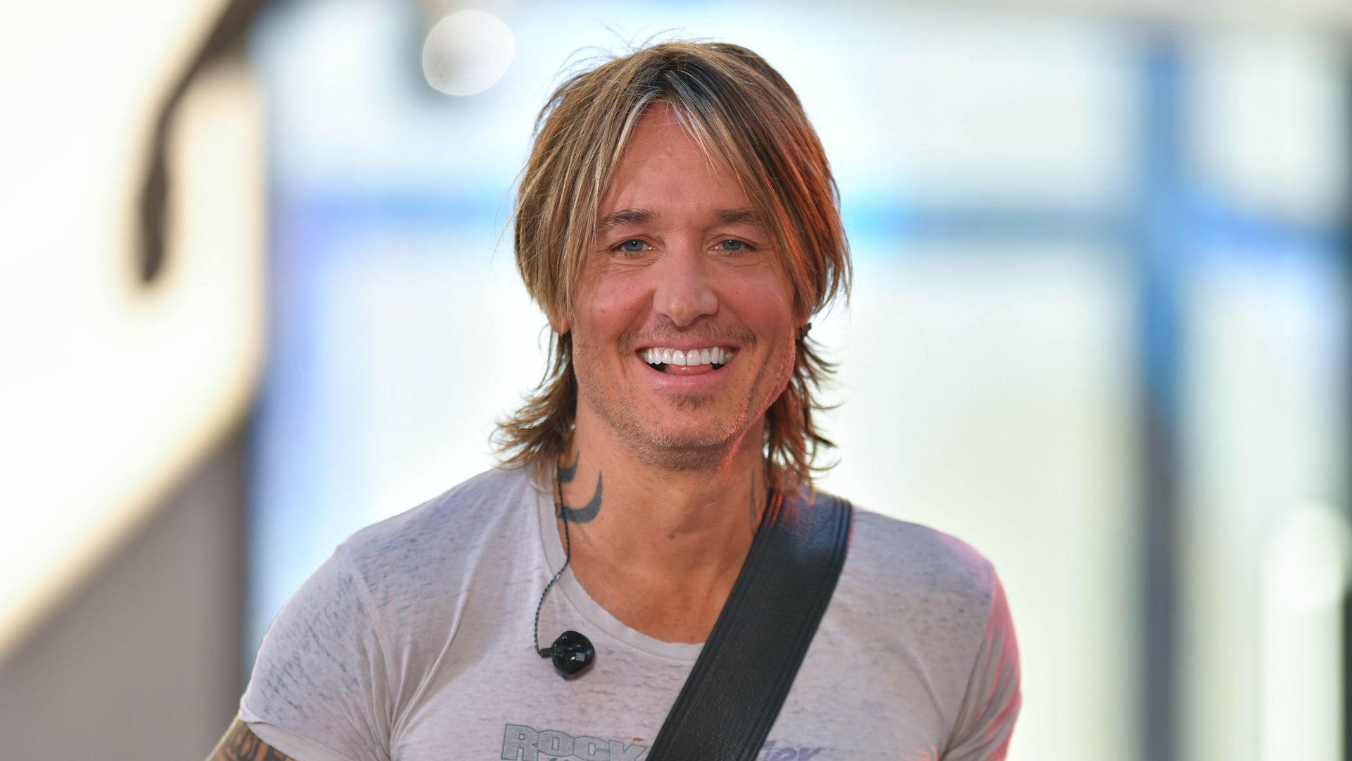 keith urban smiling on stage
