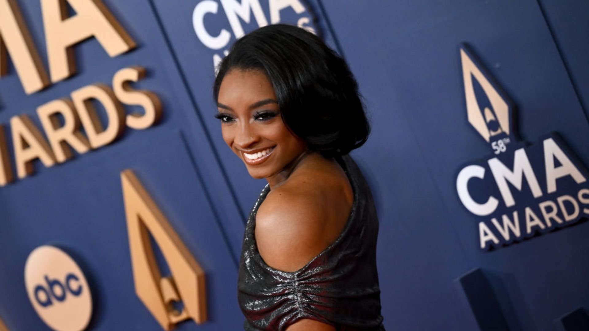 See Simone Biles' incredible hair transformation for the CMA awards