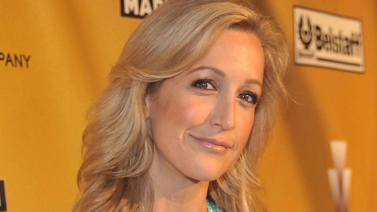 GMA's Lara Spencer enters the holidays with a different look as she recovers after surgery