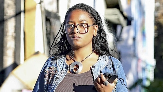 Sasha Obama leaves nail salon