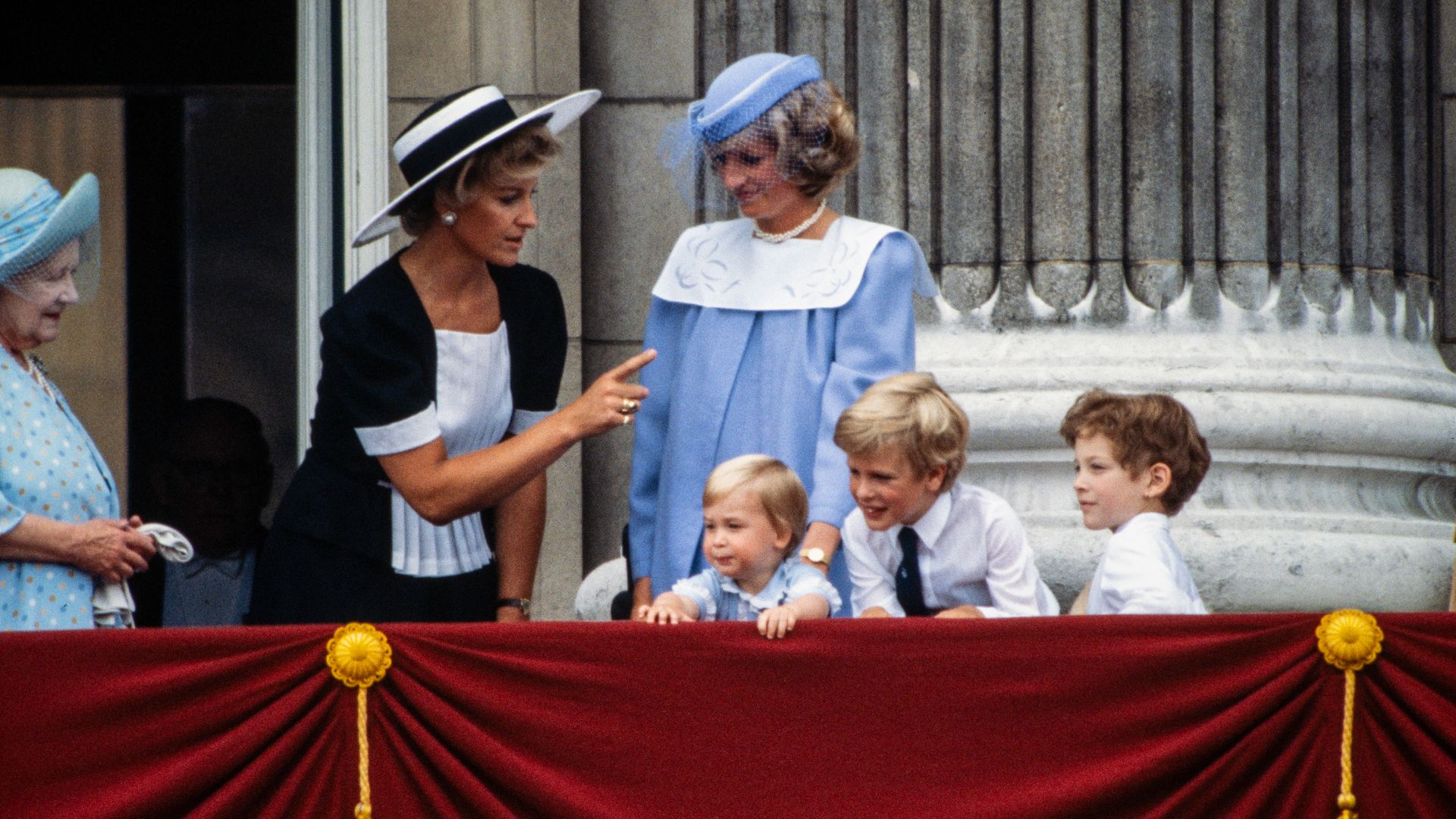 royal family on balcony at buckingham palace 