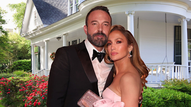 Ben affleck and Jennifer lopez outside white home