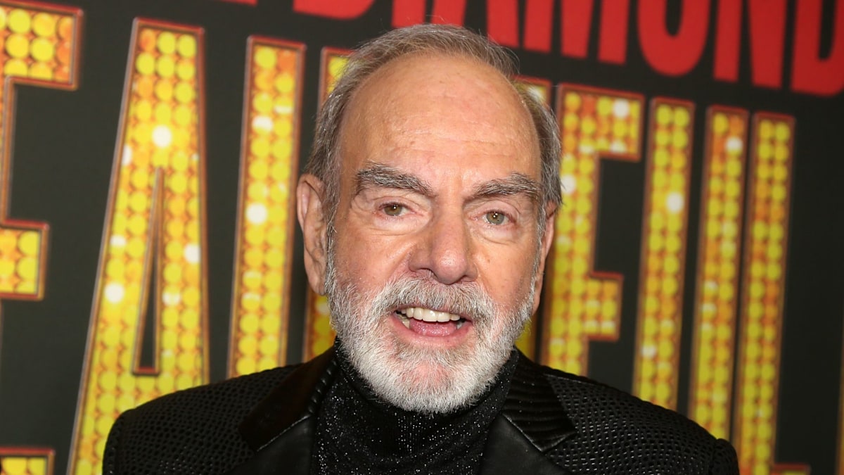 Neil Diamond Makes Surprise Appearance at LA's Pantages Theatre During Health Journey
