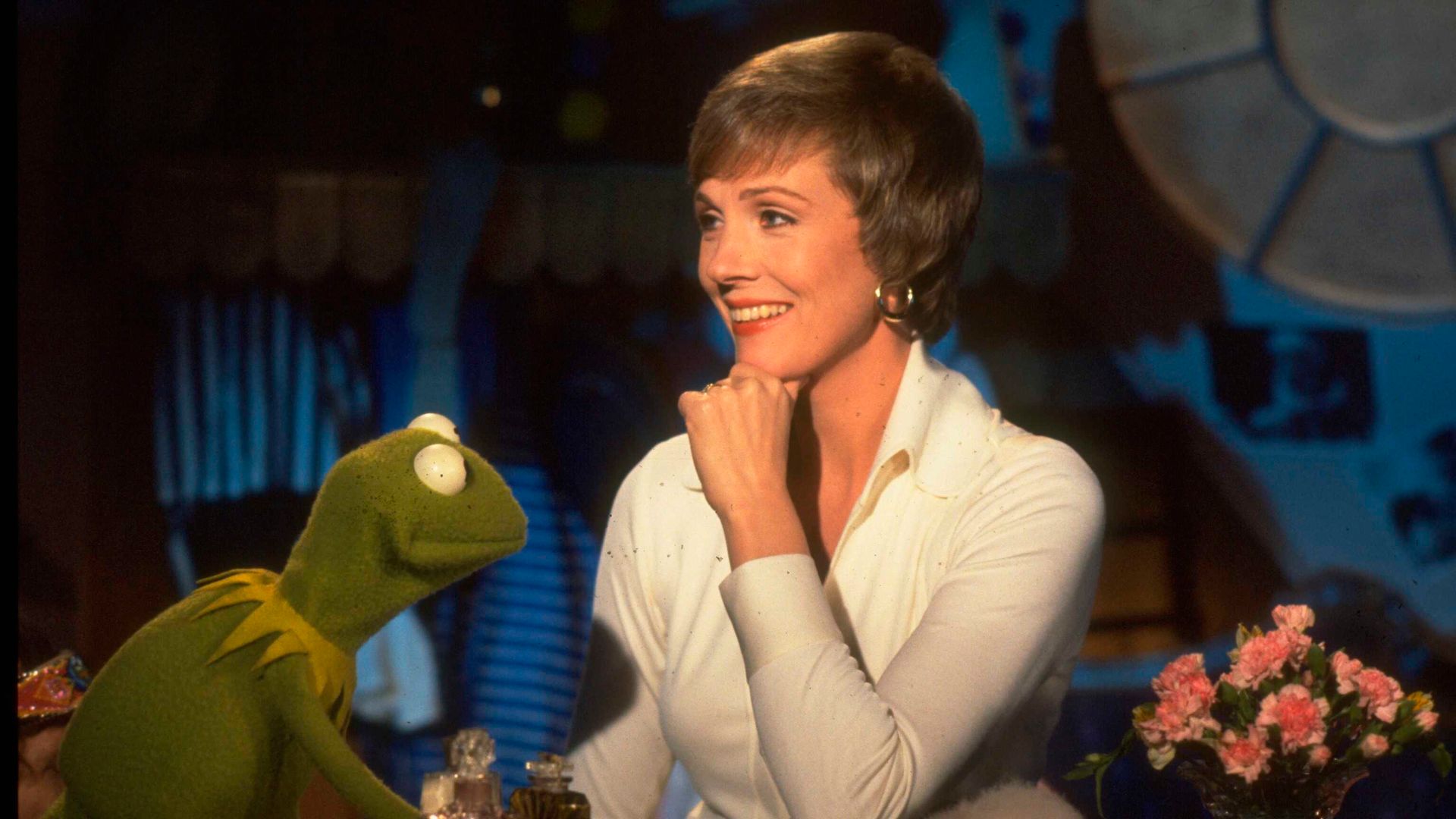 Julie Andrews performing 'Song For Kermit' with puppet character Kermit The Frog on the set of The Muppet Show at Elstree Studios, Hertfordshire, circa 1977