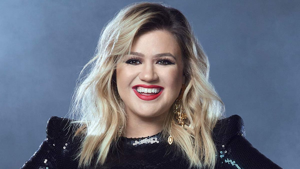 The Voice star Kelly Clarkson stuns in waist-cinching mini dress during ...