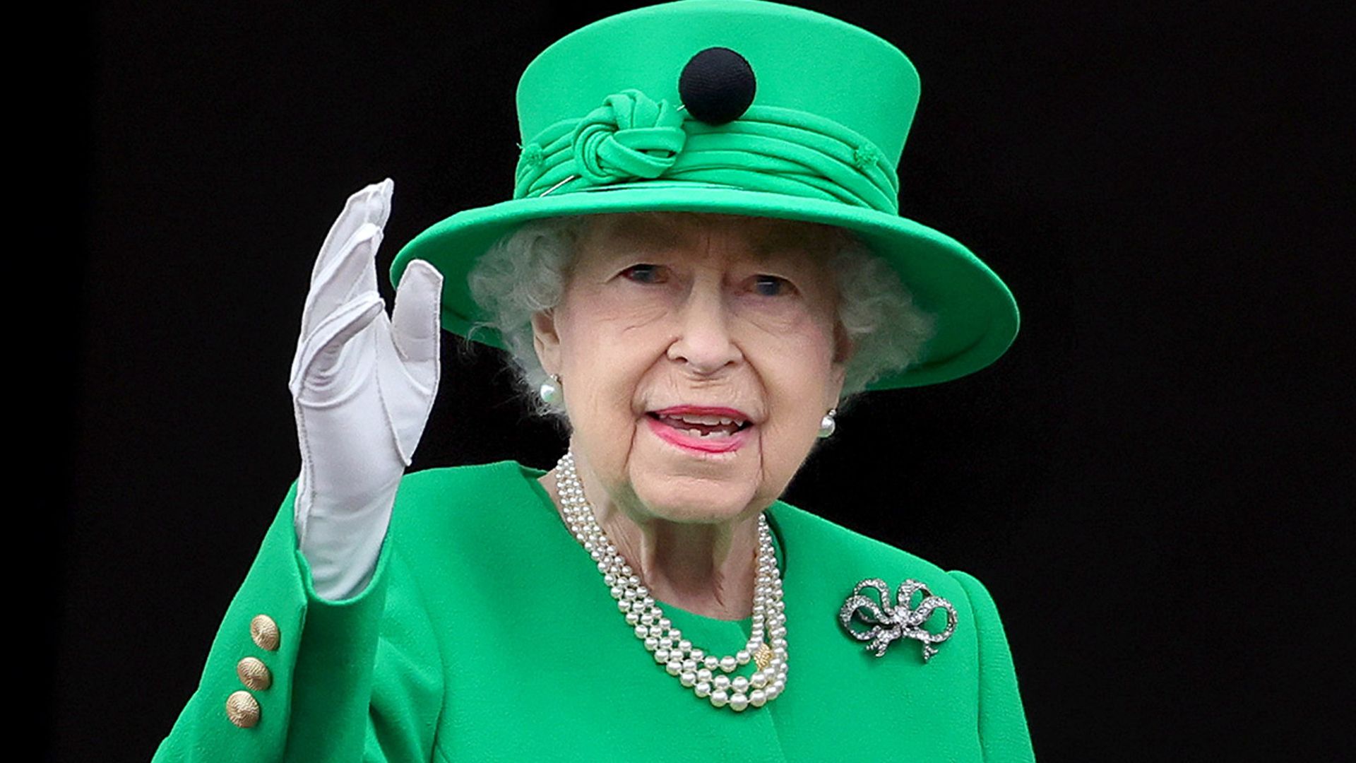 the queen waving in green jubilee