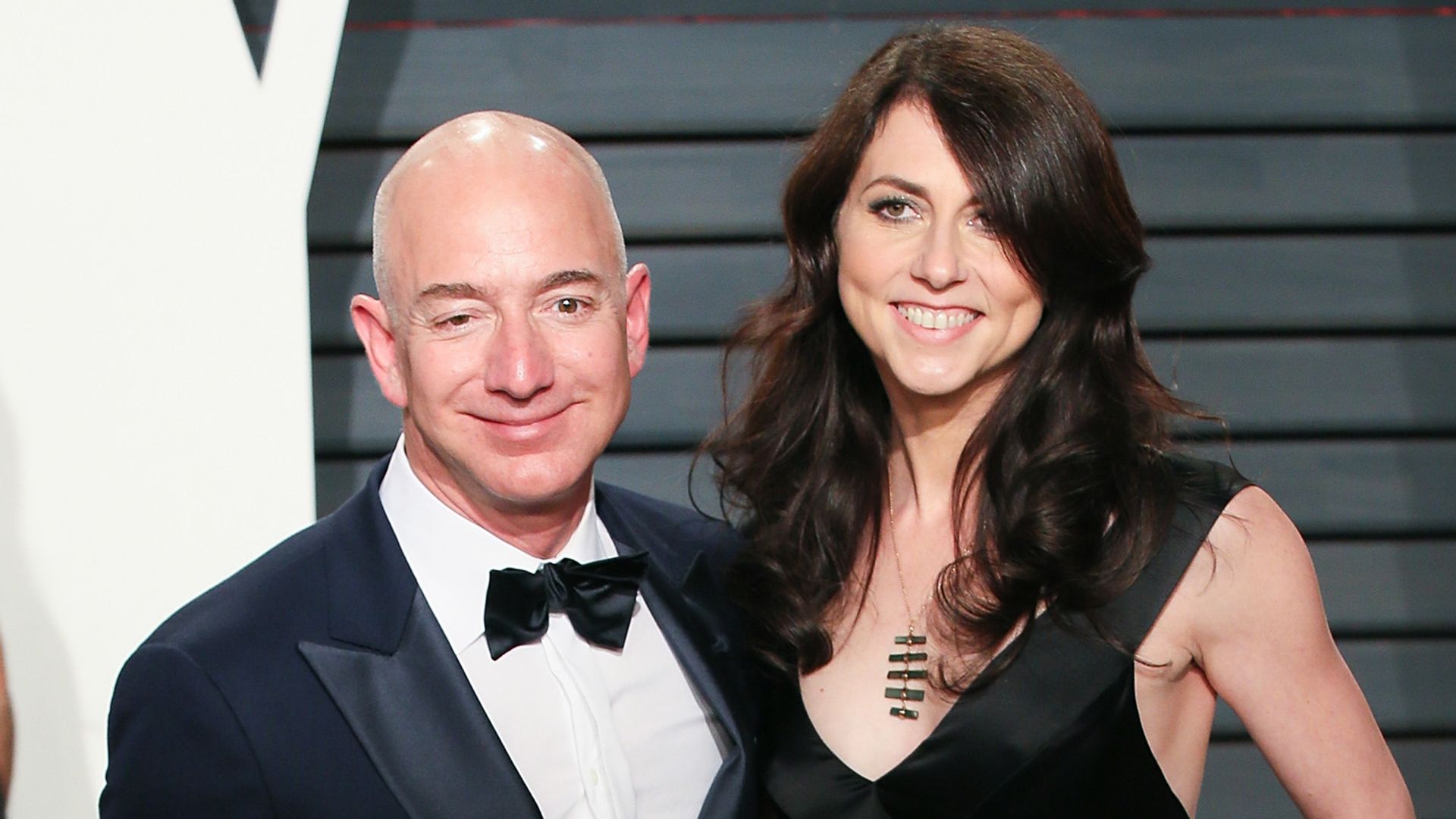 Jeff Bezos and ex-wife MacKenzie Scott attend the 2017 Vanity Fair Oscar Party 