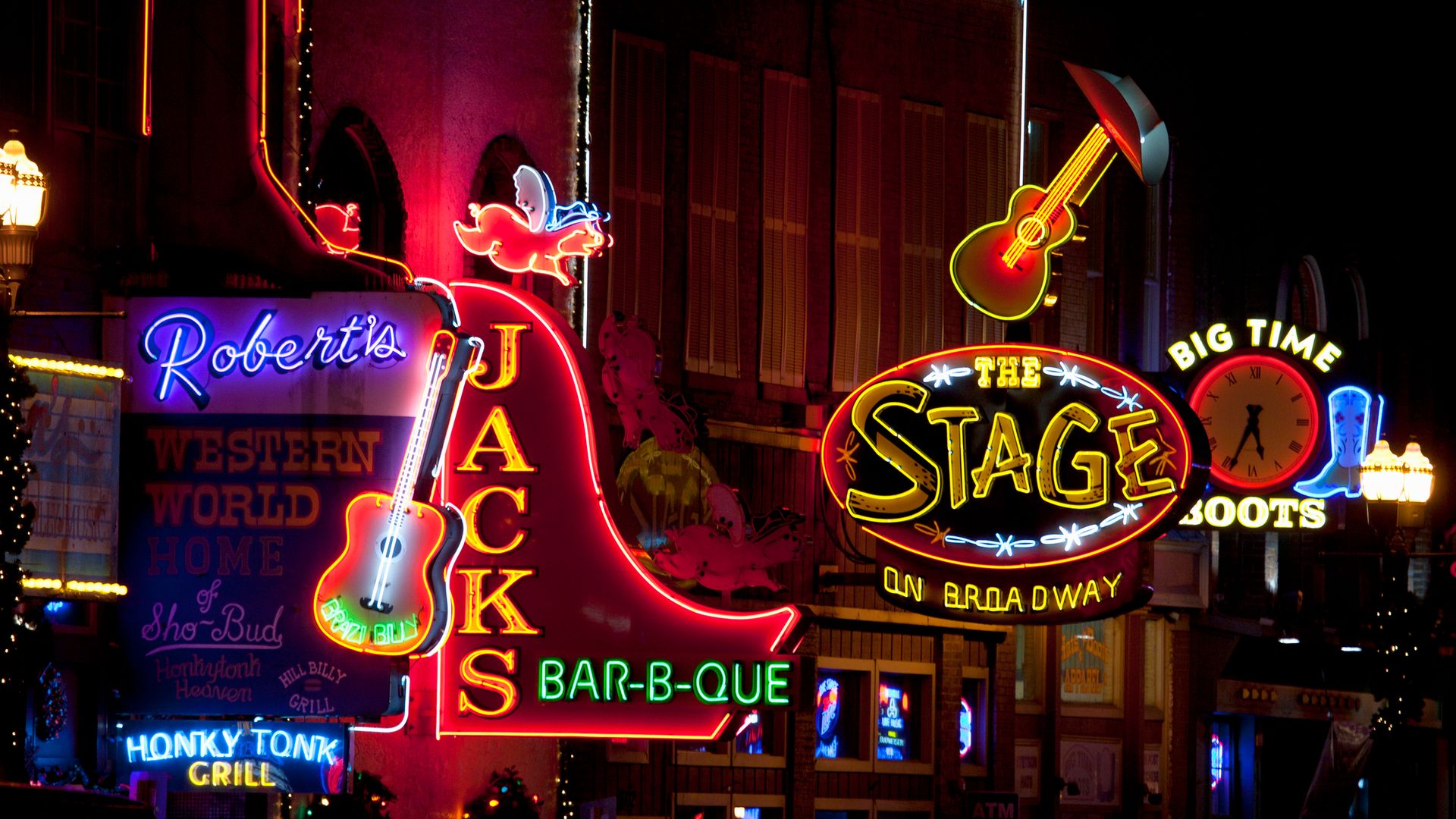 The ultimate guide to Nashville including the best Broadway bars