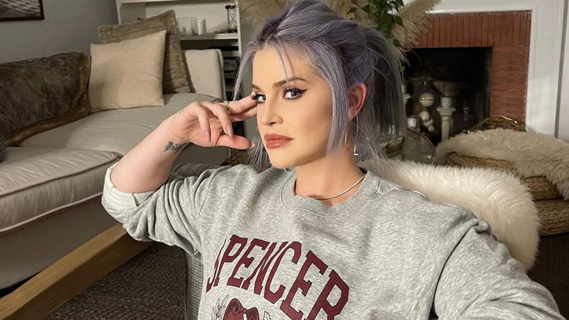 kelly osbourne controversial post