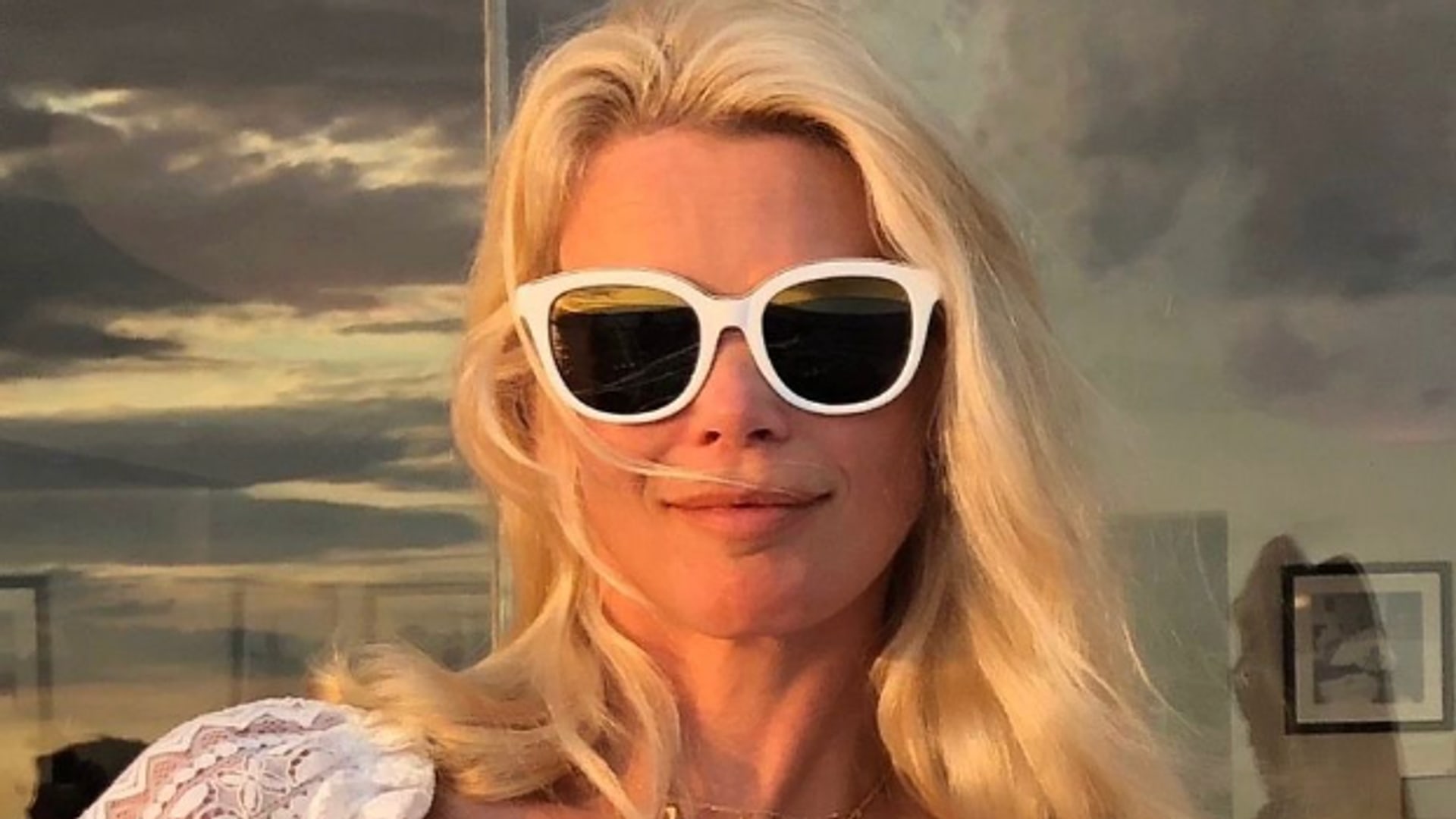 Claudia Schiffer shows off sculpted abs in glowing bikini video