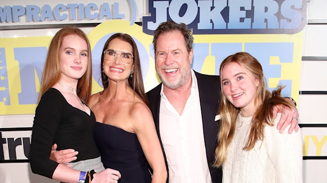 brooke shields chris henchy and daughters