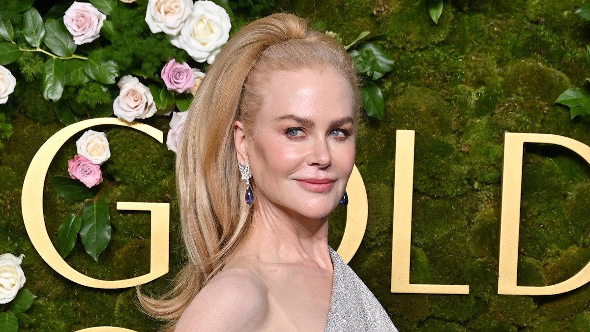 Nicole Kidman could be one of her daughters in edgy photo from NYC night out