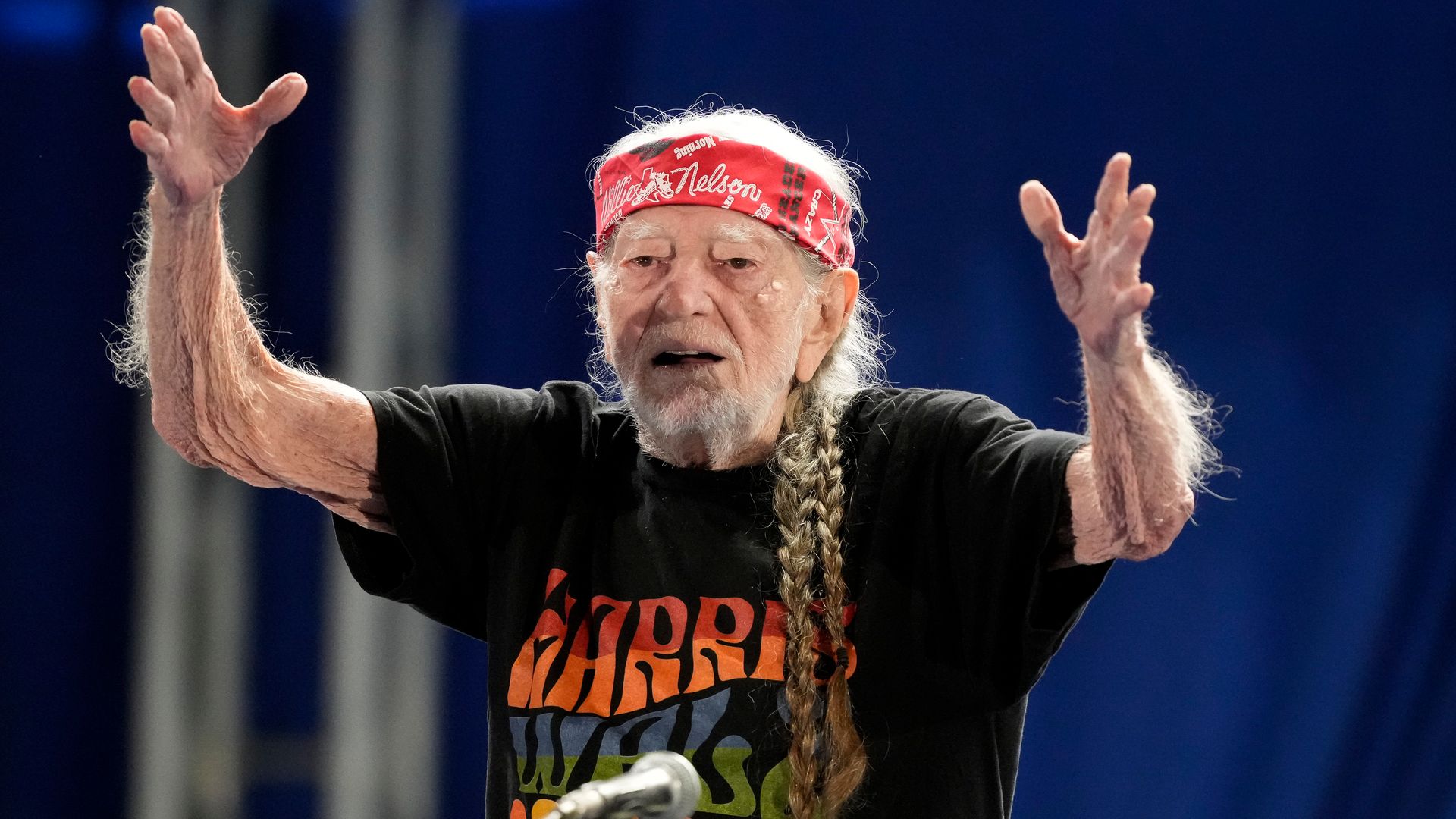 Willie Nelson, 91, inundated with love as his incredible act of kindness is revealed