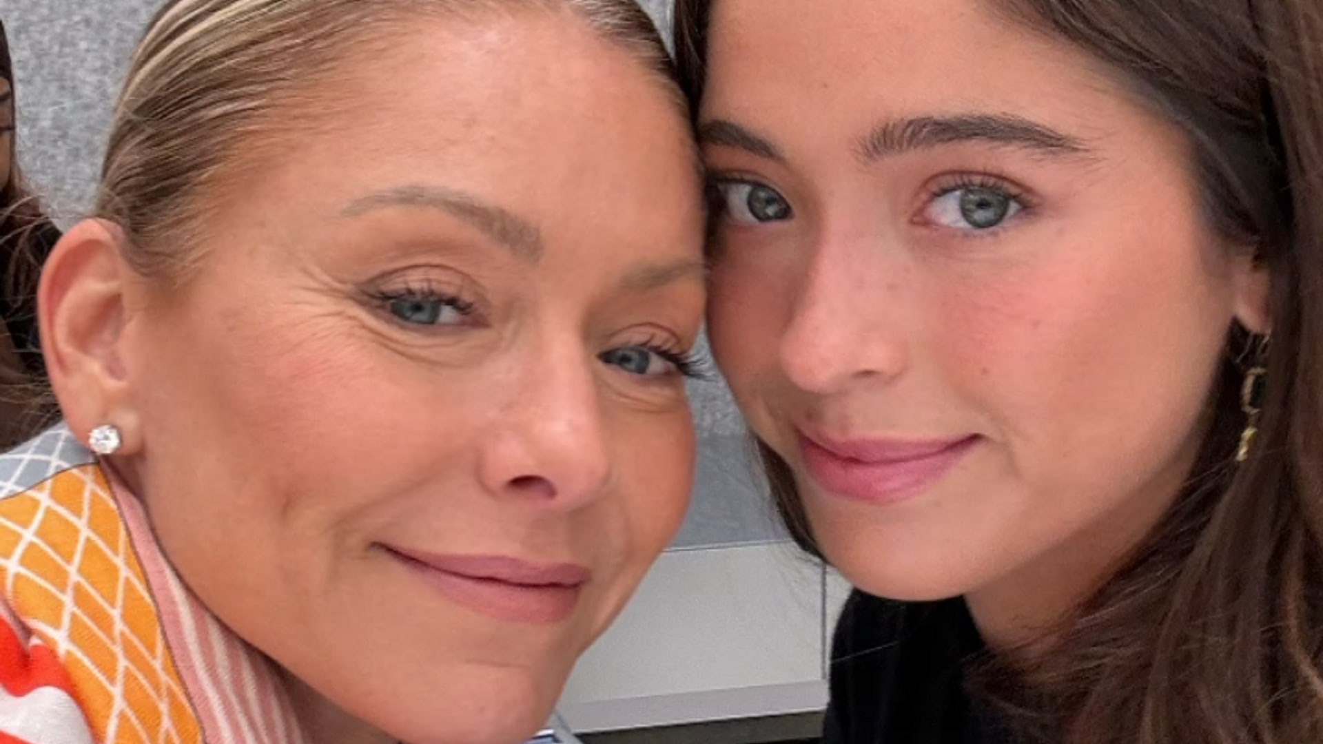 Photo shared by Kelly Ripa on her Instagram Stories October 22, 2023 where she is posing with her daughter Lola Consuelos while on a trip to London.