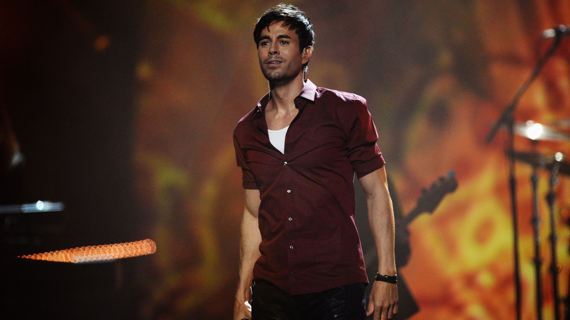 GLASGOW, SCOTLAND - NOVEMBER 09:  
Enrique Iglesias performs on stage during the MTV EMA's 2014 at The Hydro on November 9, 2014 in Glasgow, Scotland.  (Photo by Samir Hussein/Getty Images for MTV)