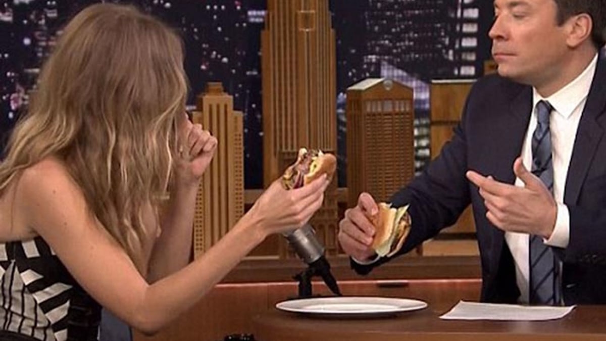 Gigi Hadid and Jimmy Fallon eat hamburgers during Tonight Show