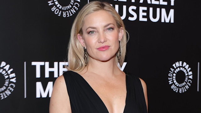 kate hudson wearing black dress posing on red carpet
