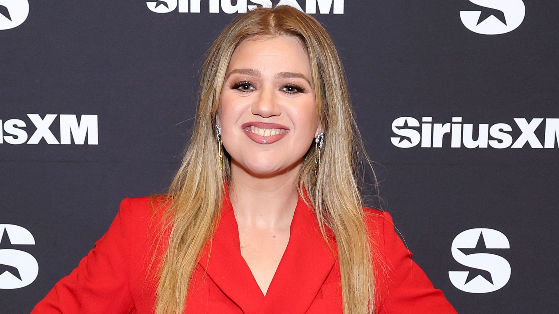 kelly clarkson red suit