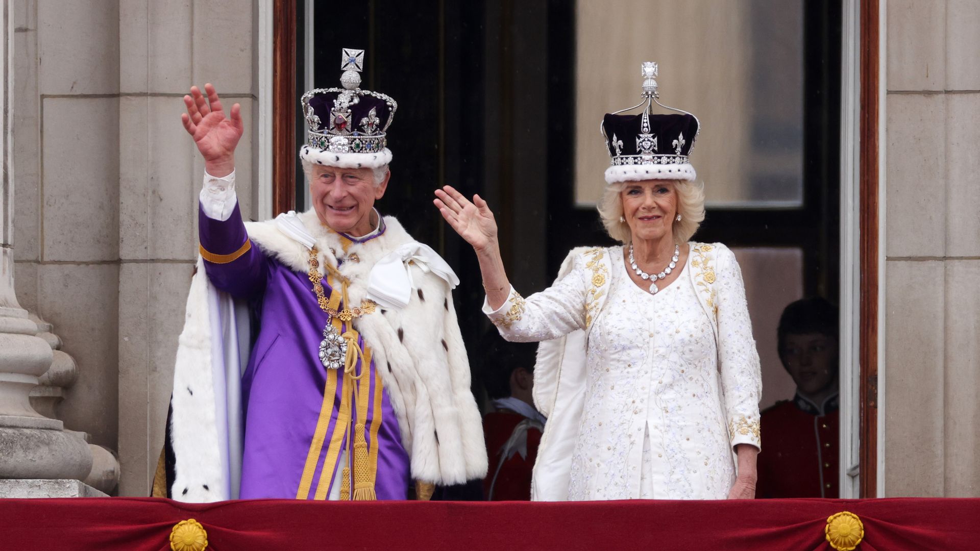 The newly-crowned King and Queen wave to the crowds