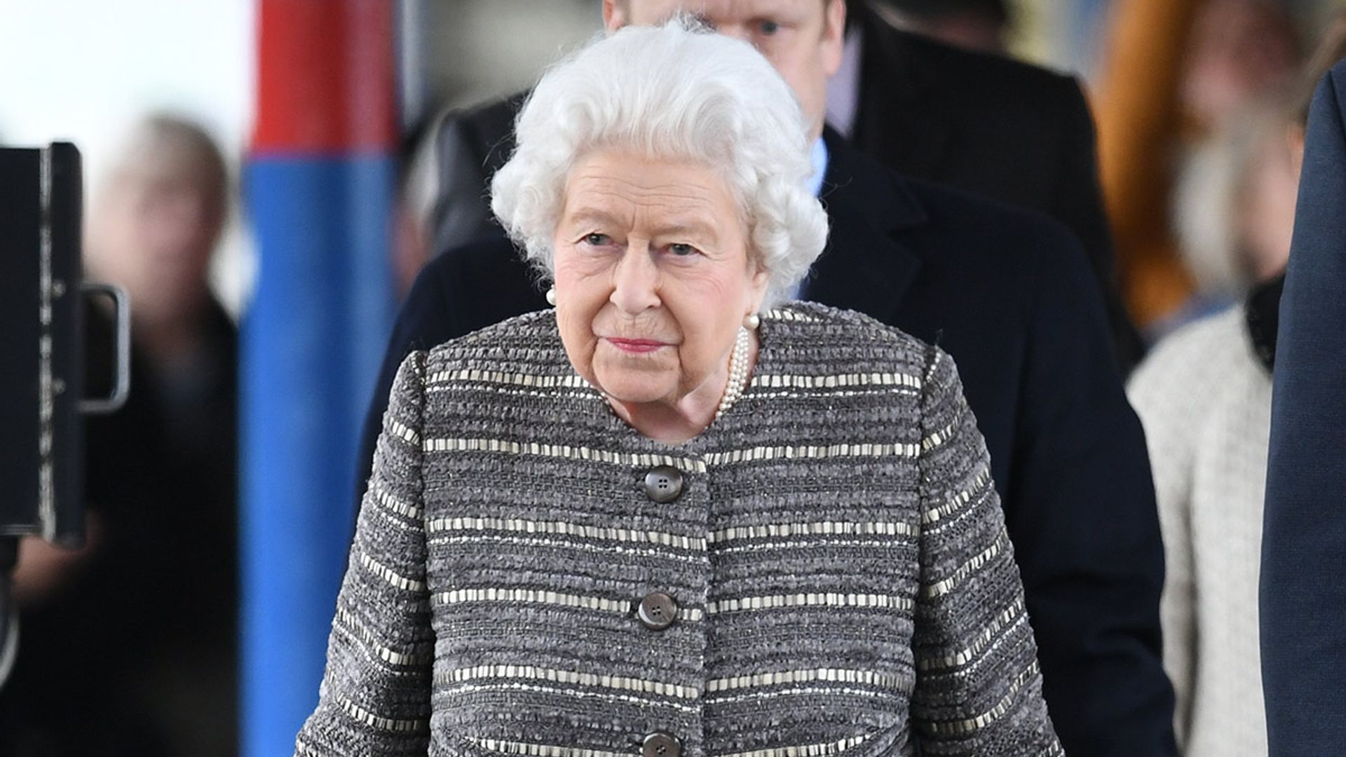 the queen returns london