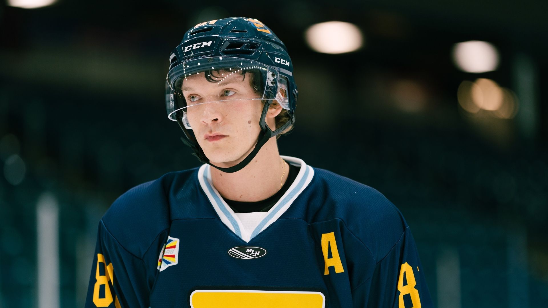 Connor Storrie en tenue de hockey dans un épisode de Heated Rivalry