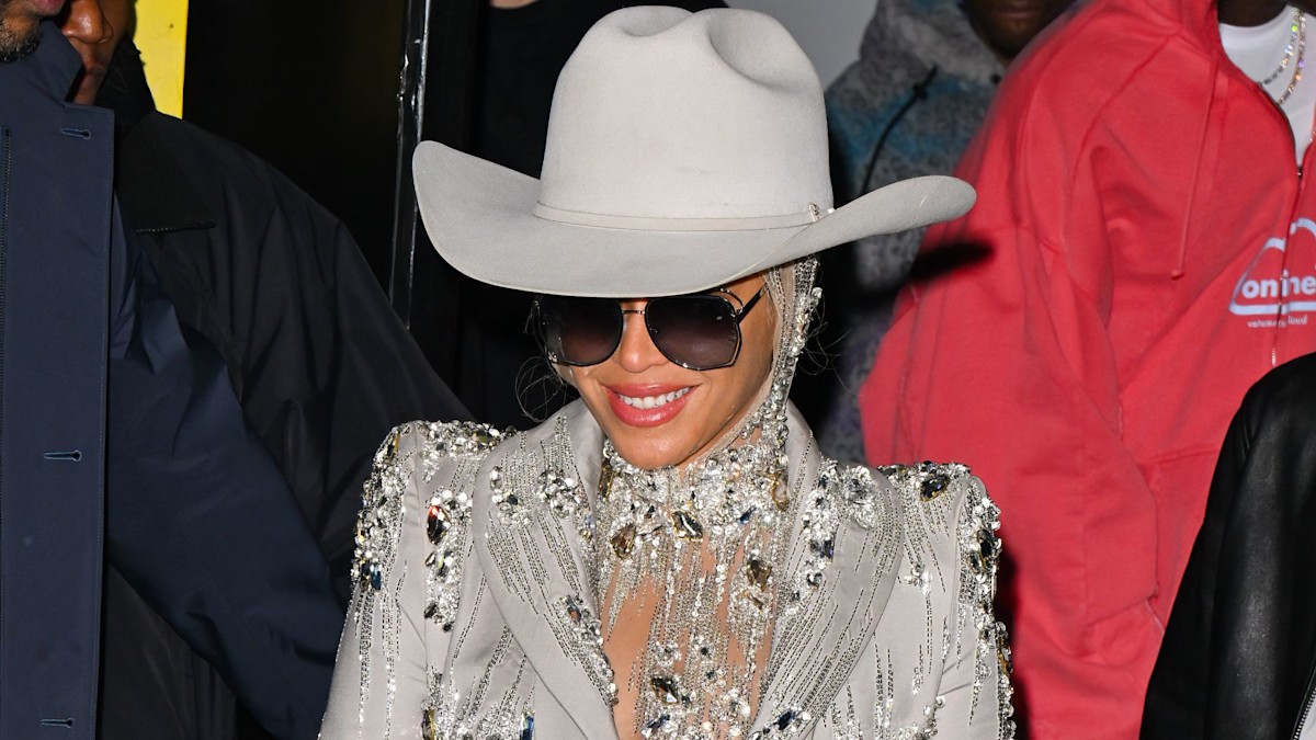 Beyonce sizzles in thigh-high boots and cowboy hat with mom Tina ...