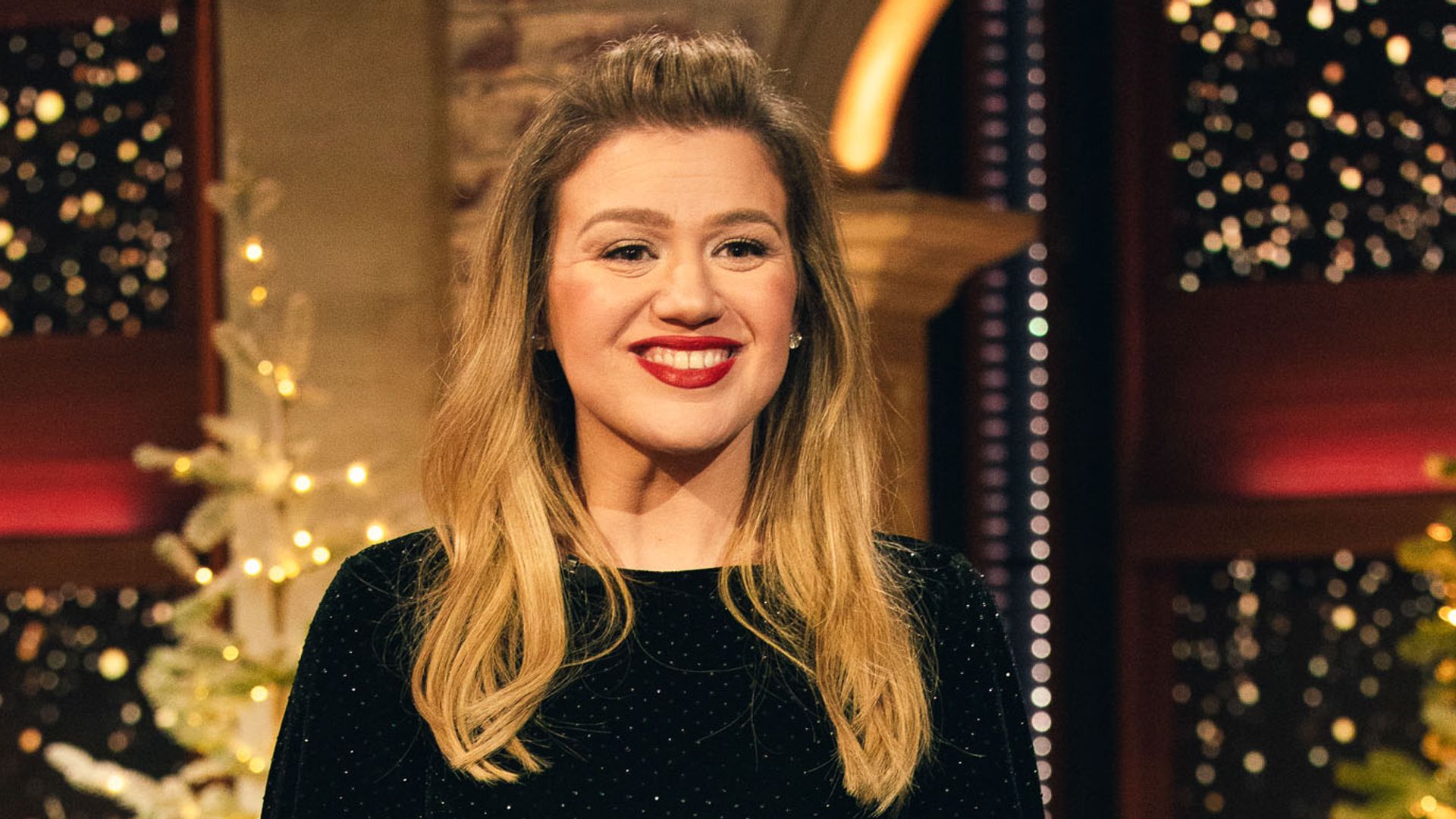 Kelly Clarkson highlights tiny waist in plunging outfit that
