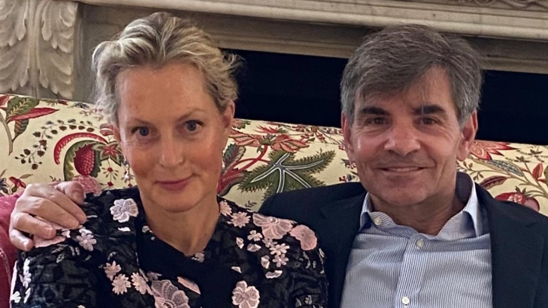 Ali Wentworth and George Stephanopoulos sitting on a couch