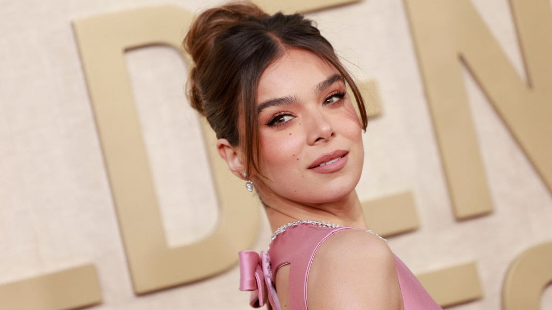 Hailee Steinfeld with a chic bob 