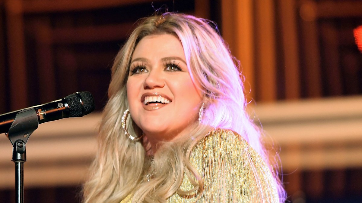 Kelly Clarkson makes fun of her former appearance in a new post that causes a stir