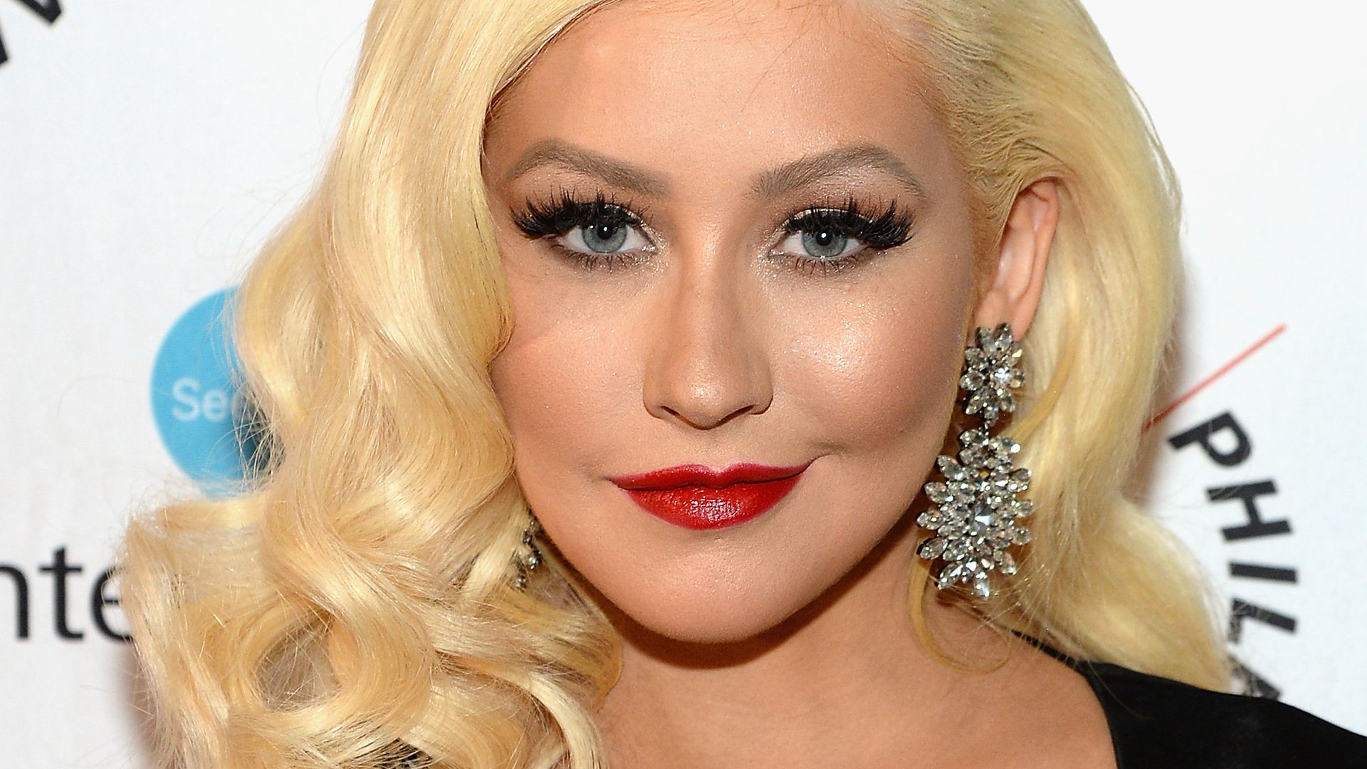Christina Aguilera dazzles in 'hot' new selfie - stunned fans notice ...