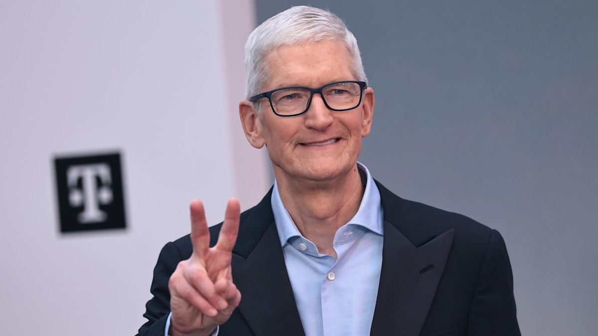 How much does Apple CEO Tim Cook make in a day?