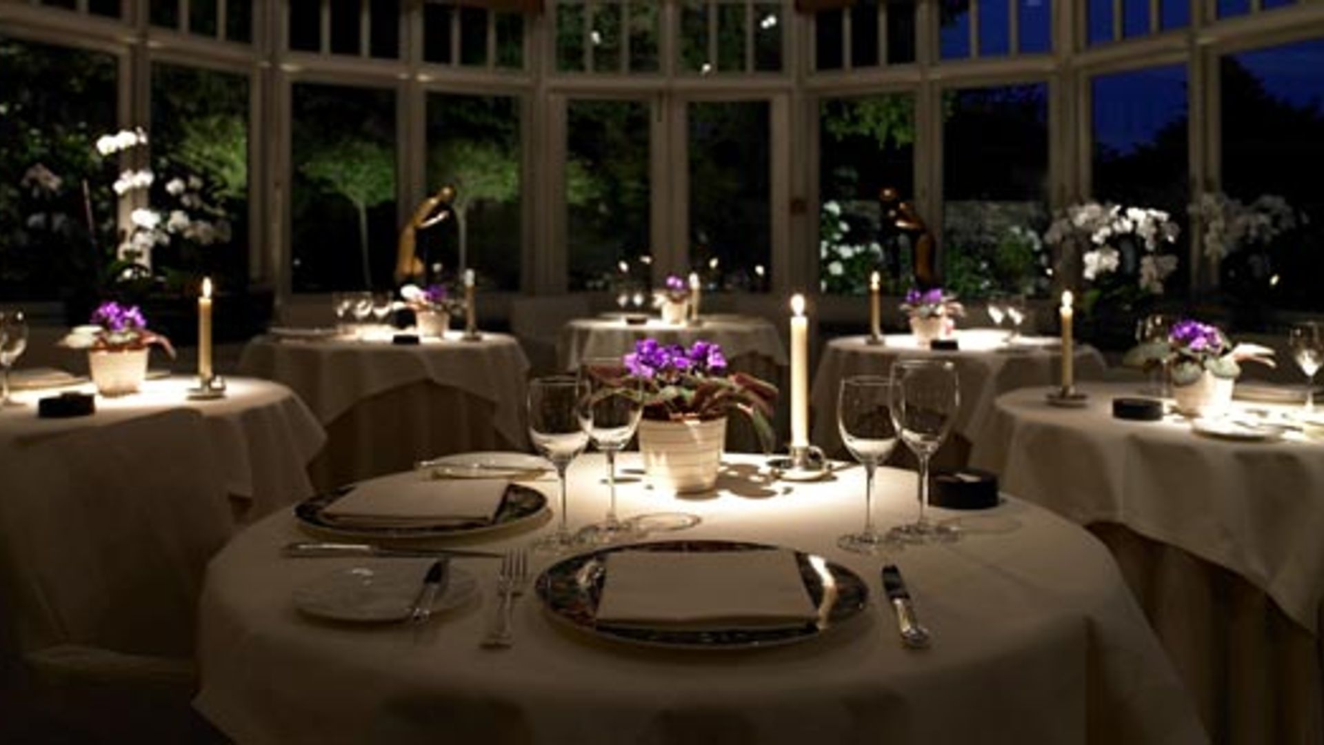 Le Manoir Conservatory night 