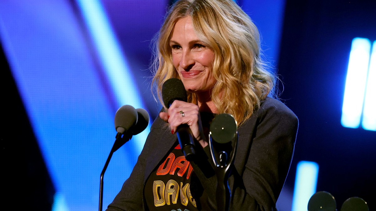 Julia Roberts shares sweet detail about marriage to Danny Moder during heartfelt moment at the Rock & Roll Hall of Fame