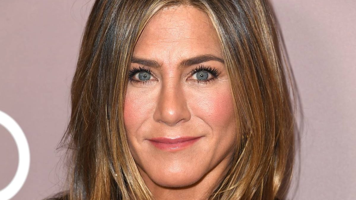 Jennifer Aniston stuns in makeup-free selfie inside living room as she ...