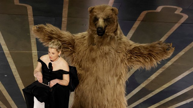 elizabeth banks cocaine bear pic