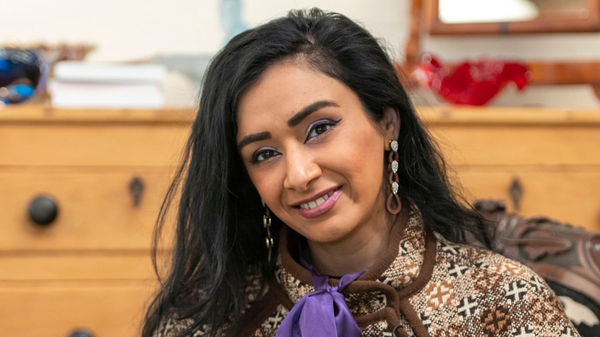 Antiques Road Trip star Roo Irvine is a vision alongside rarely-seen husband on wedding day