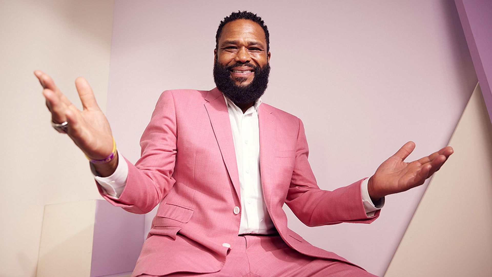 Anthony Anderson wearing a pink suit