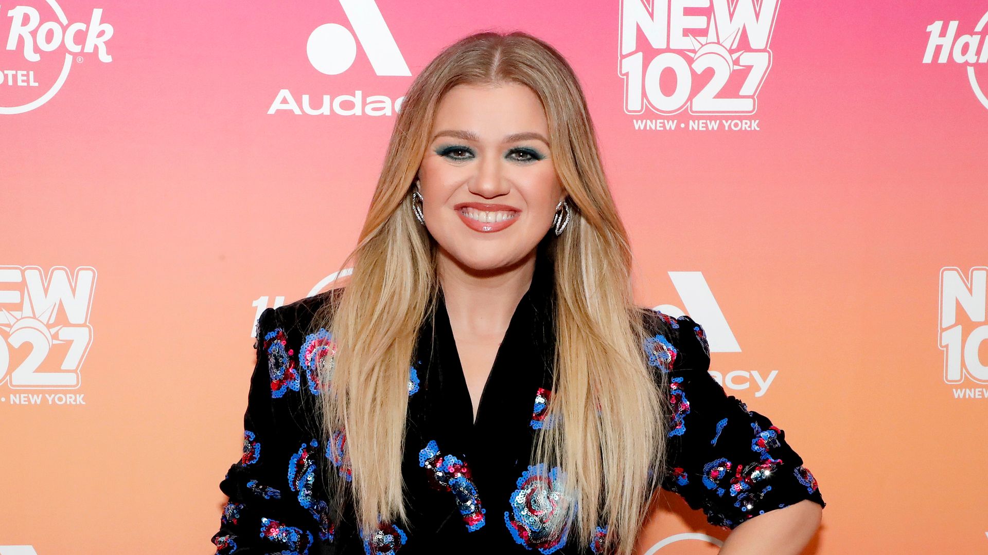 Fans rush to Kelly Clarkson’s side after singer reveals emotional