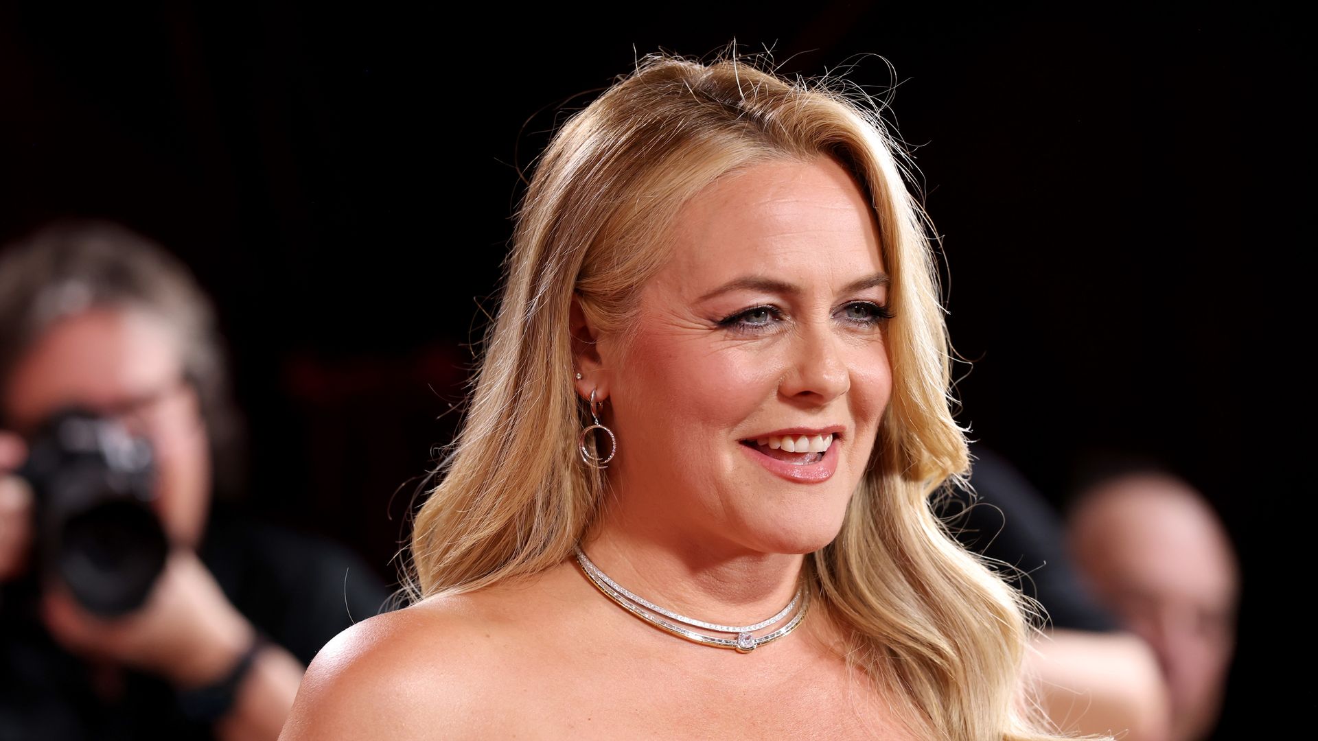 Alicia Silverstone steals the show in a stunning Jessica Rabbit-style red dress