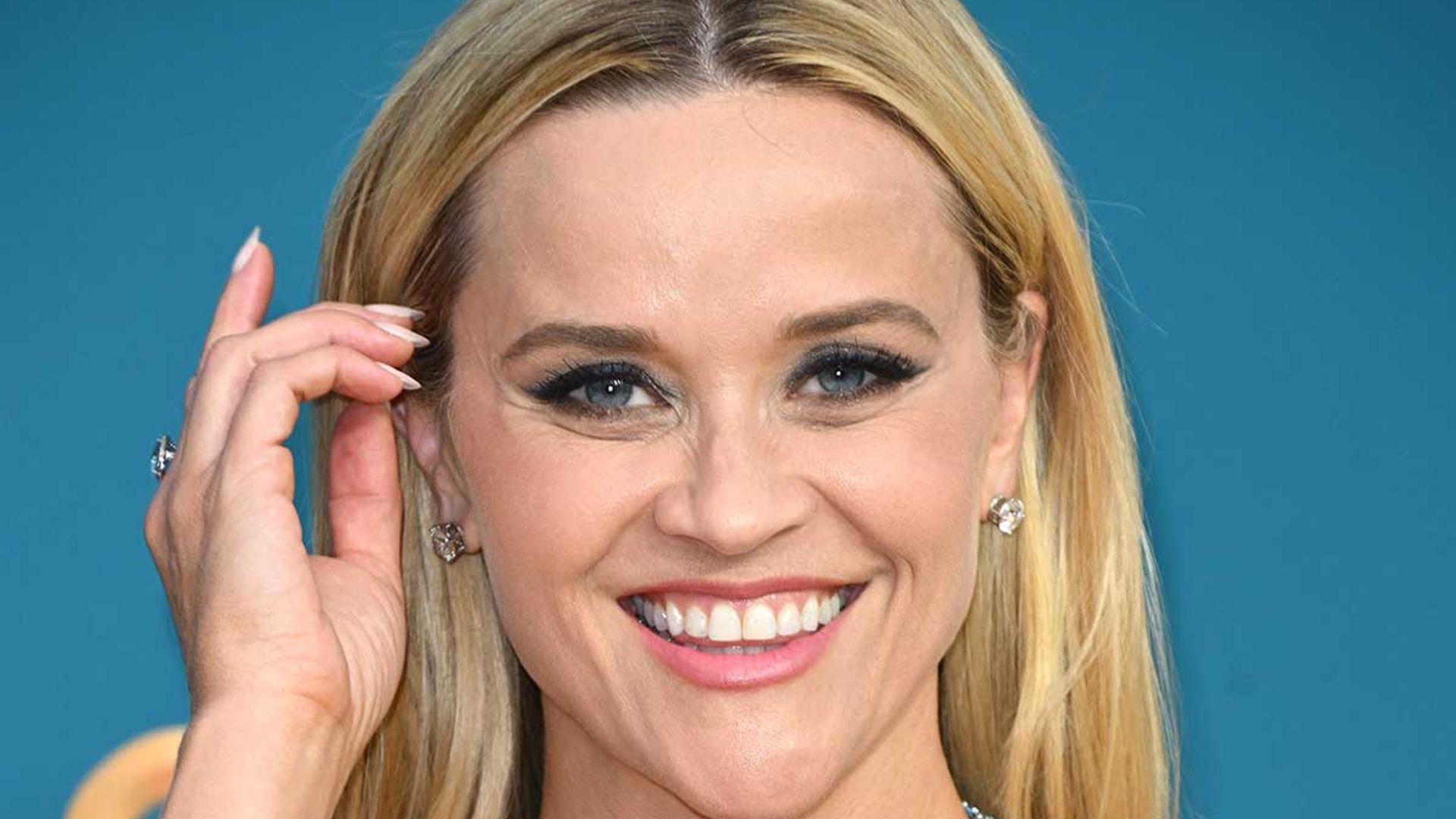 Reese Witherspoon flaunts toned arms in dramatic sequin dress at the(02)
