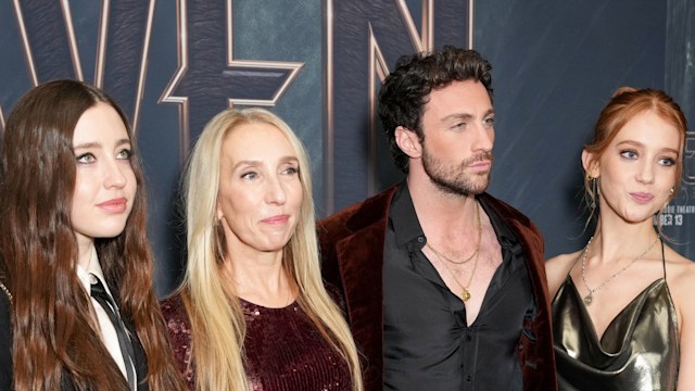 Angelica Jopling, Sam Taylor-Johnson, Aaron Taylor-Johnson, Jessie Phoenix Jopling pose