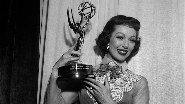 LOS ANGELES,CA - MARCH 7,1955: Actress Loretta Young poses with her Emmy Award for "The Loretta Young Show -1953 - 1961" during the 7th Primetime Emmy Awards in Los Angeles,CA. (Photo by Earl Leaf/Michael Ochs Archives/Getty Images)  