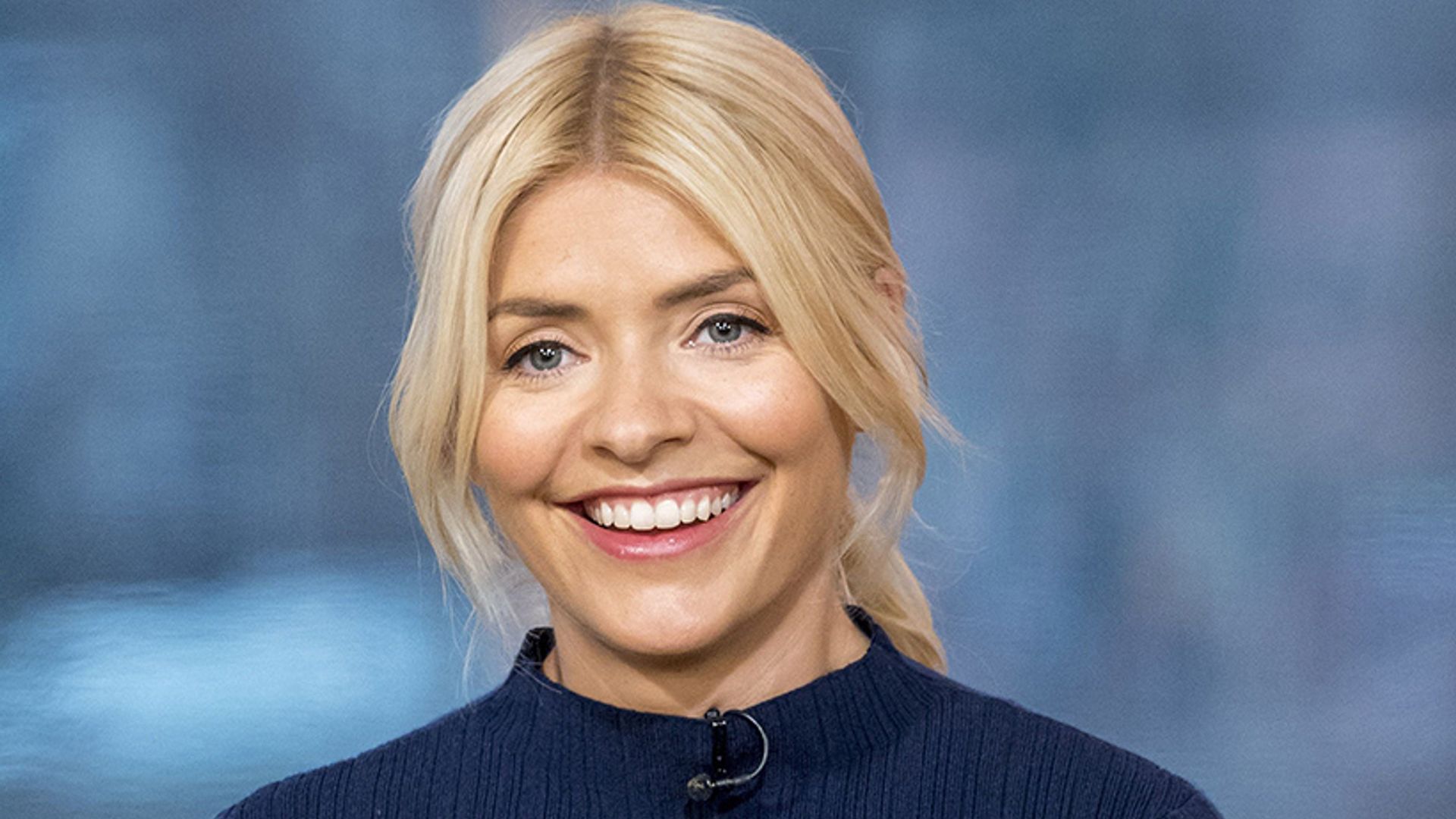 holly willoughby baby blue skirt bees