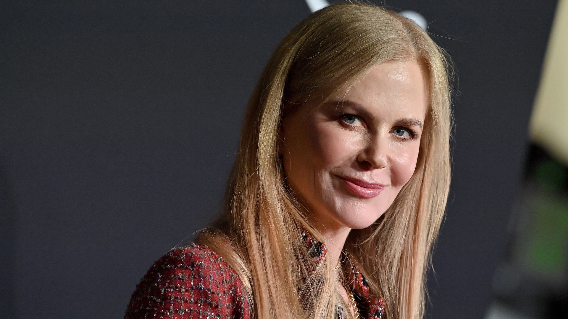 Nicole Kidman hides smile red carpet