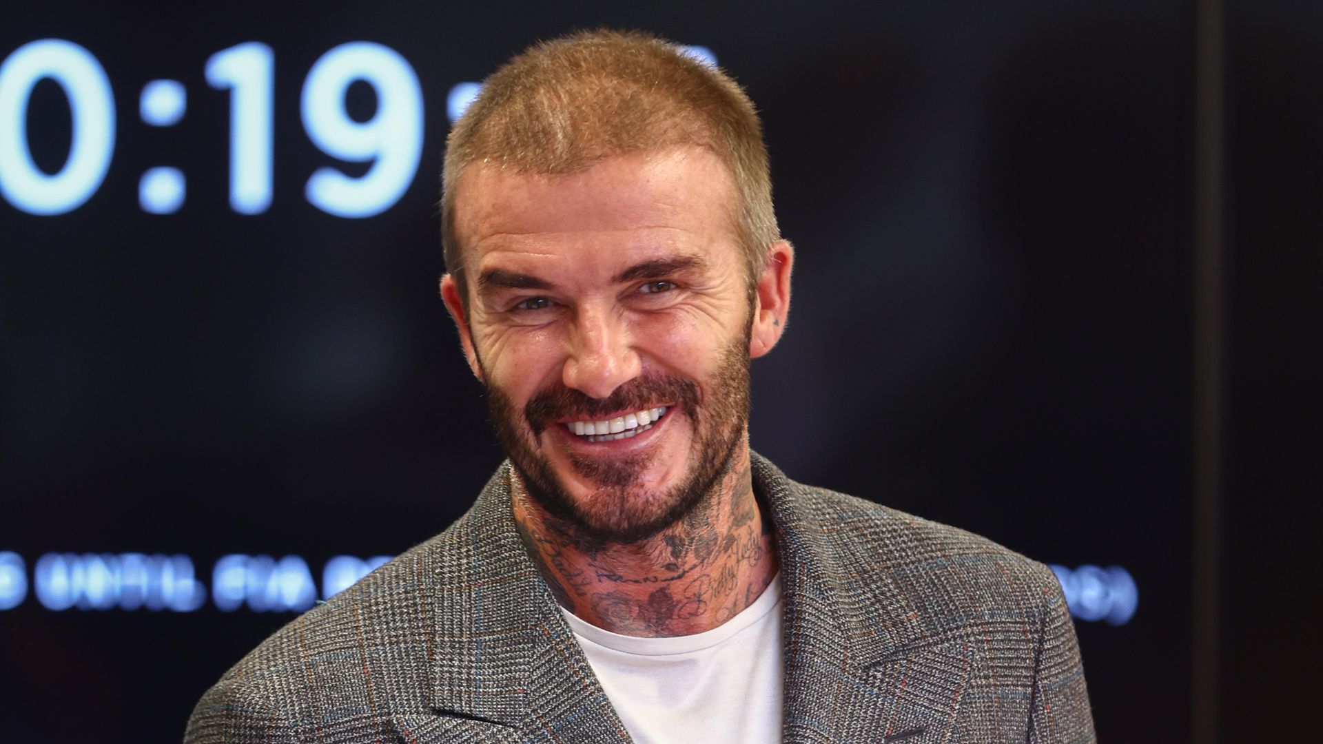 David Beckham Poses for Selfies with Fans - Fashion One News