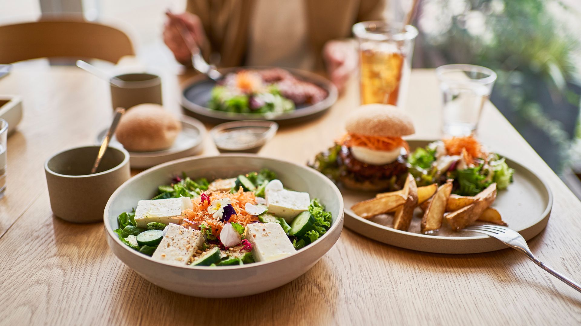 coulpe eating at vegan cafe