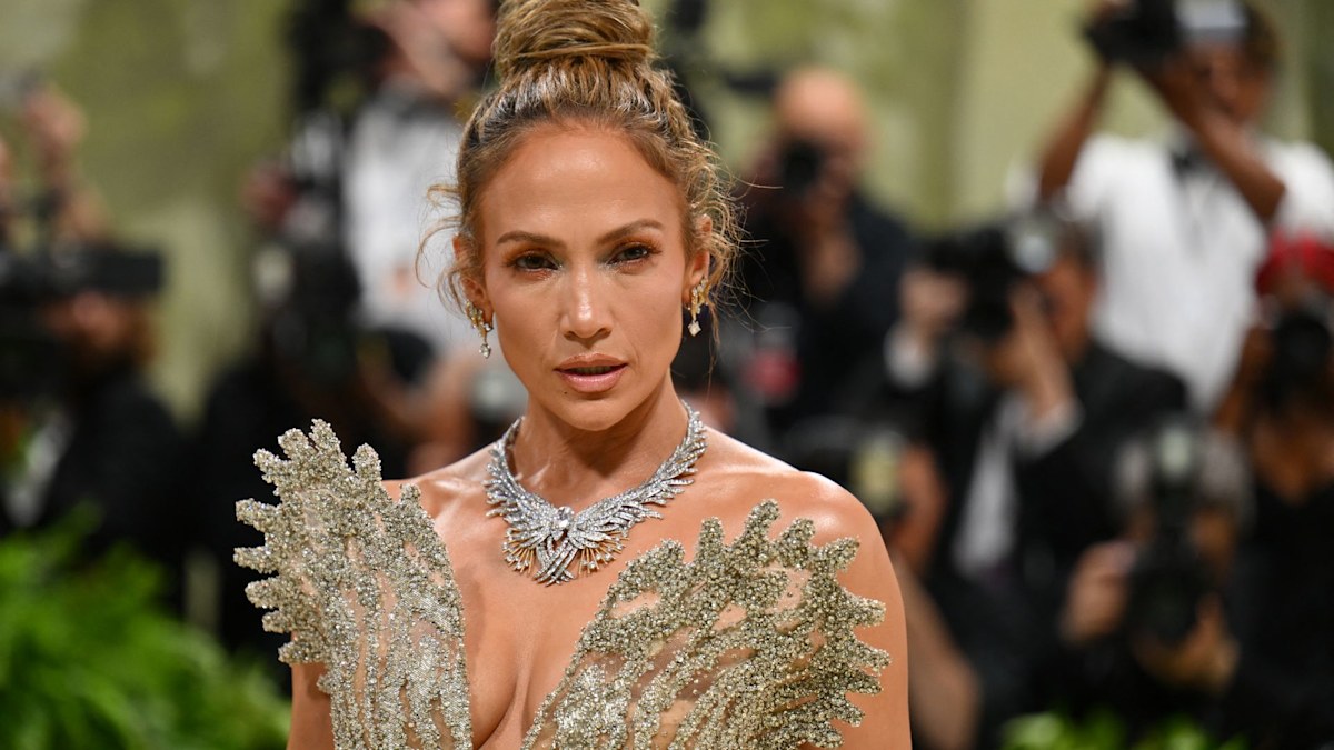 Jennifer Lopez steals the show in breathtaking sparkly gown on Met Gala ...